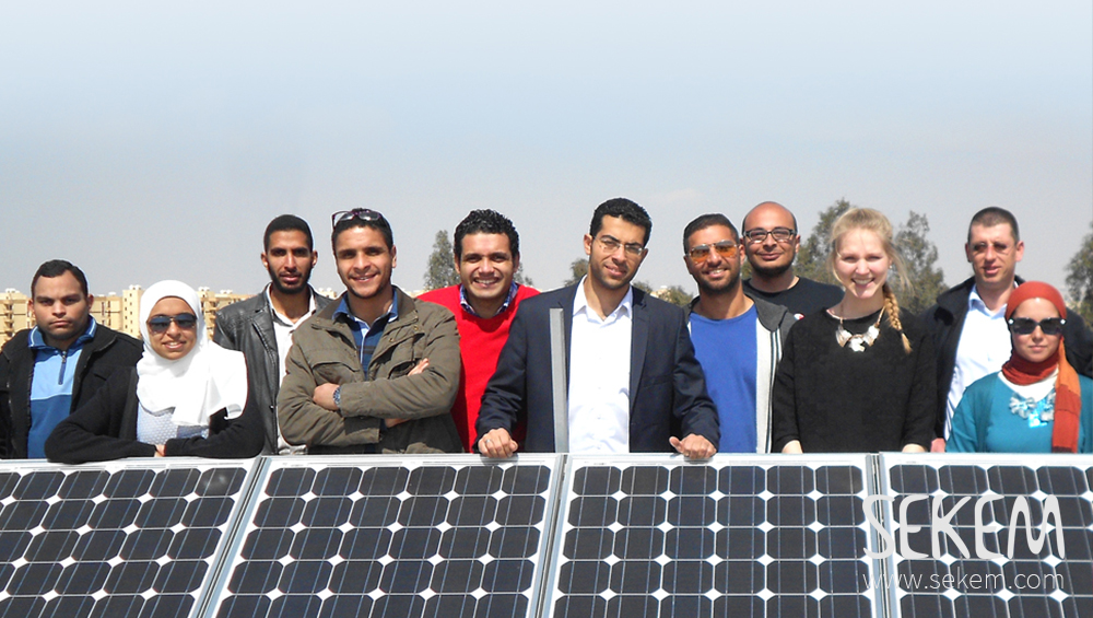 Students of the HU planting a PV-system