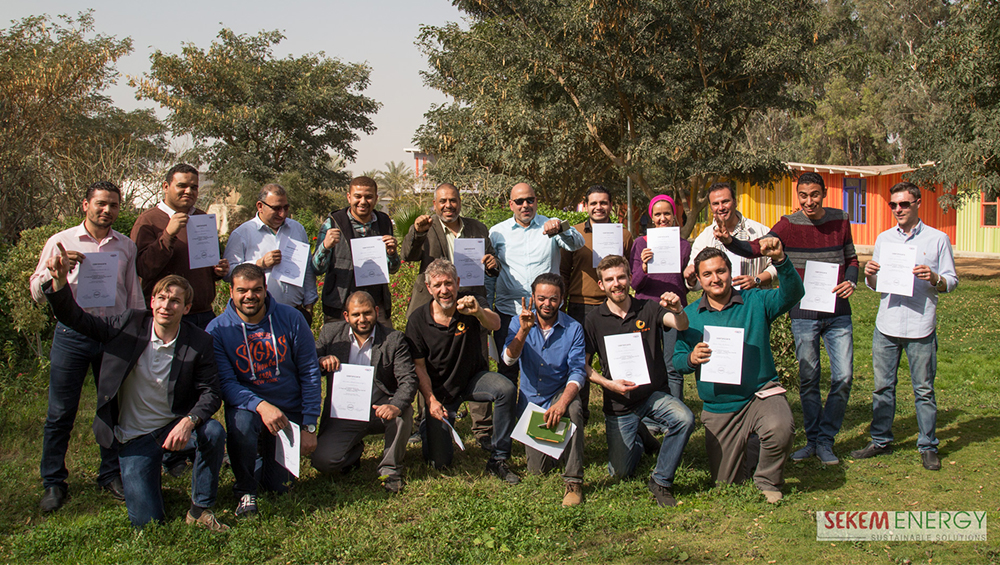 Nach erfolgreich abgeschlossenem TOT-Programm erhalten die Teilnehmer ihre Zertifikate.